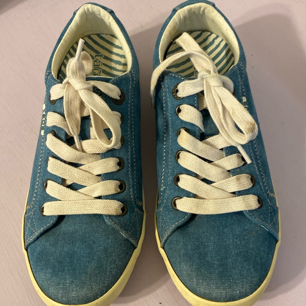 Taos tennis shoes in good shape, nice shade of blue.